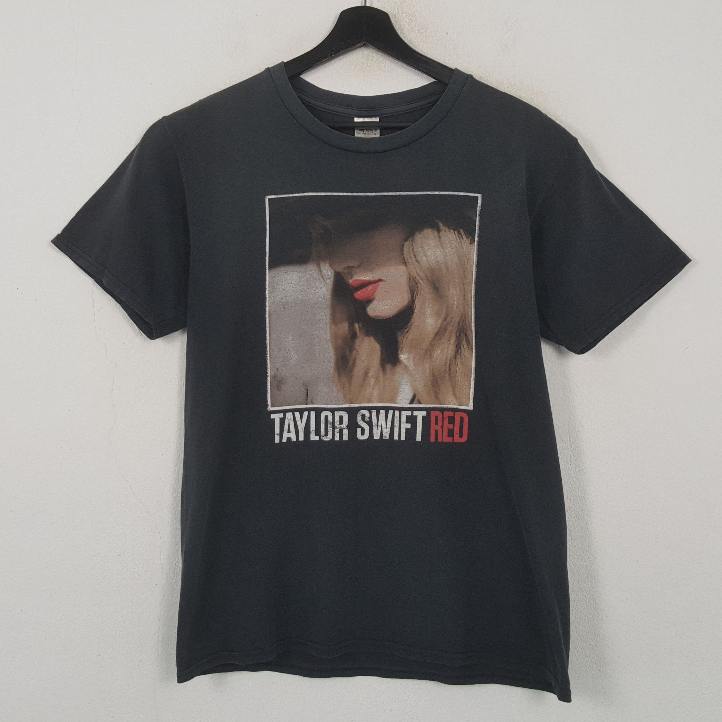 Band Tees Taylor Swift Singer Music Red Tour Tshirt RR7 Size US M / EU 48-50 / 2 - 1 Thumbnail