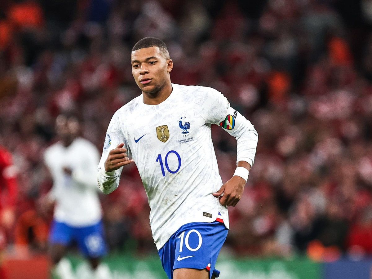 Nike France 22/23 away shirt #10 Mbappe Size US XL / EU 56 / 4 - 10 Thumbnail
