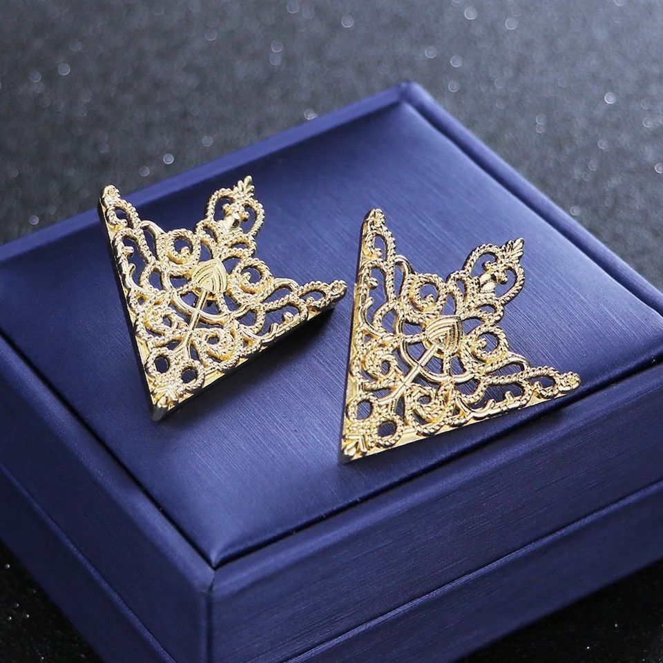 Jewelry Gold Triangle Shirt Collar Brooches Size ONE SIZE - 5 Thumbnail