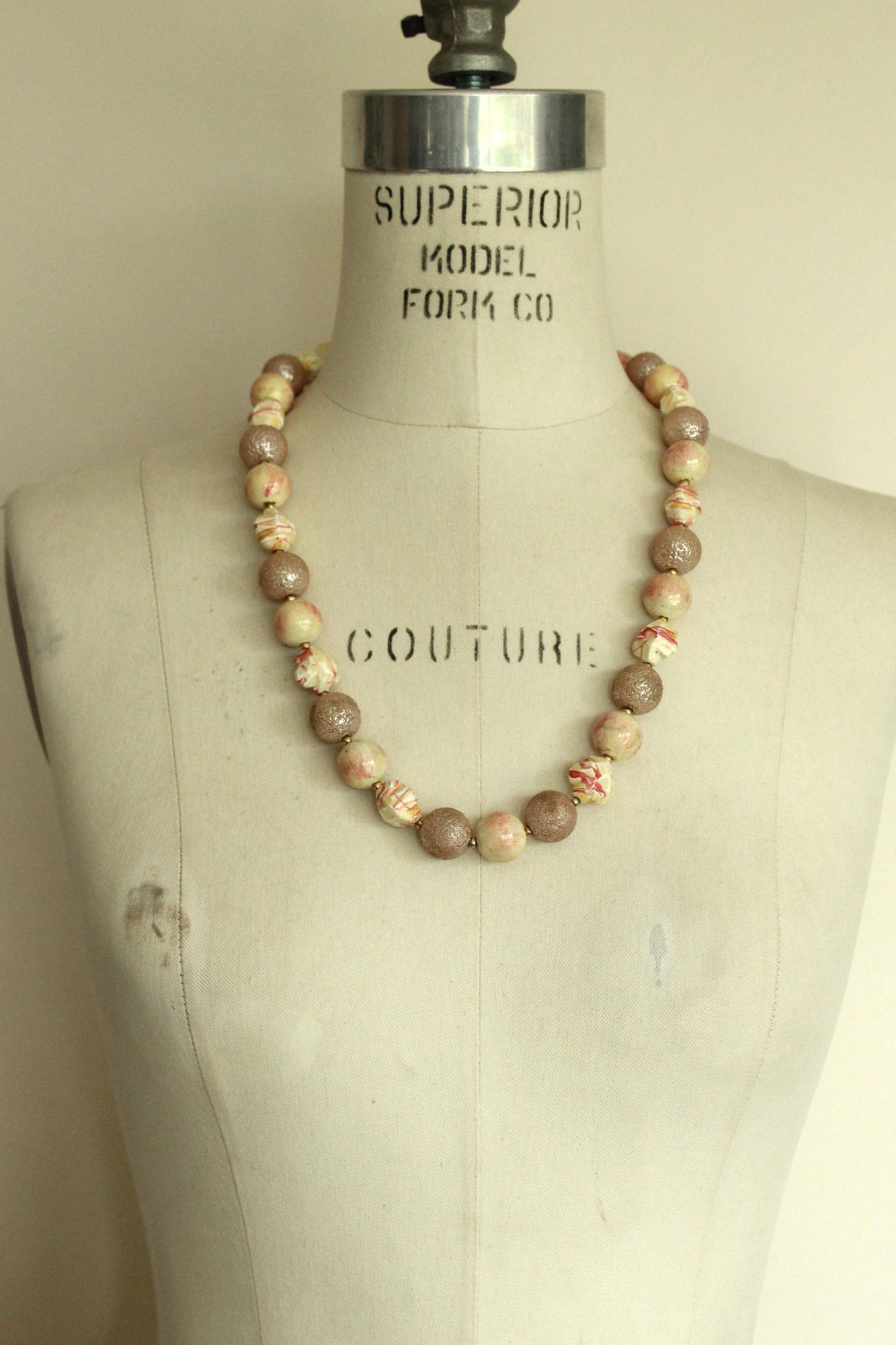 Vintage Vintage 1960s Necklace, Pink and White Large Beads with Gold Size ONE SIZE - 1 Thumbnail