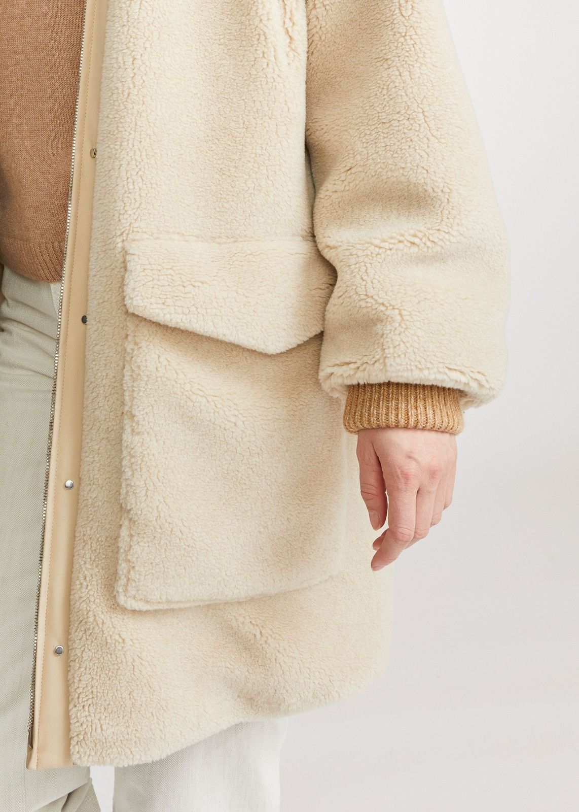 o1srvl11e0824 Reversible Wind Stretch Storm Jacket in Beige