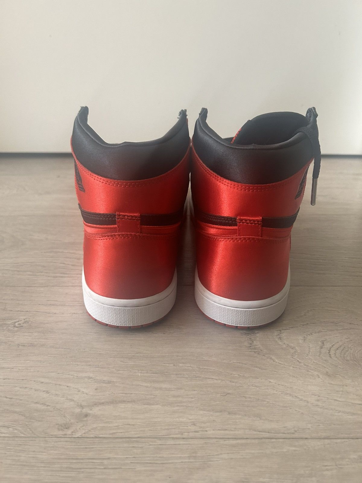 Jordan Brand Women’s Air Jordan 1 Retro High OG Satin Bred 2023 Size US 12 / IT 42 - 6 Thumbnail