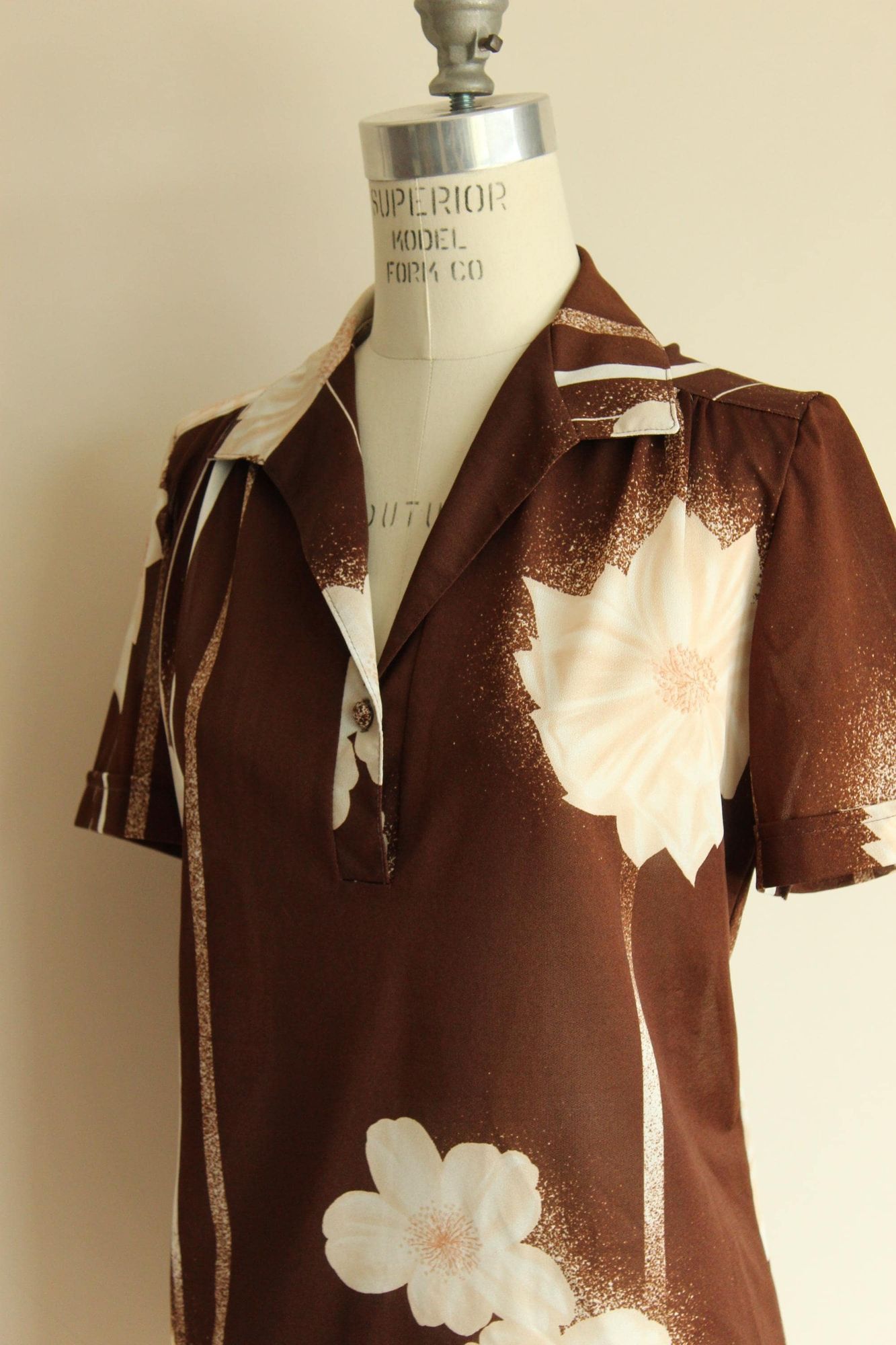 Vintage Vintage 1970s Blouse, Brown and White Floral Print Nylon Sho Size M / US 6-8 / IT 42-44 - 9 Thumbnail