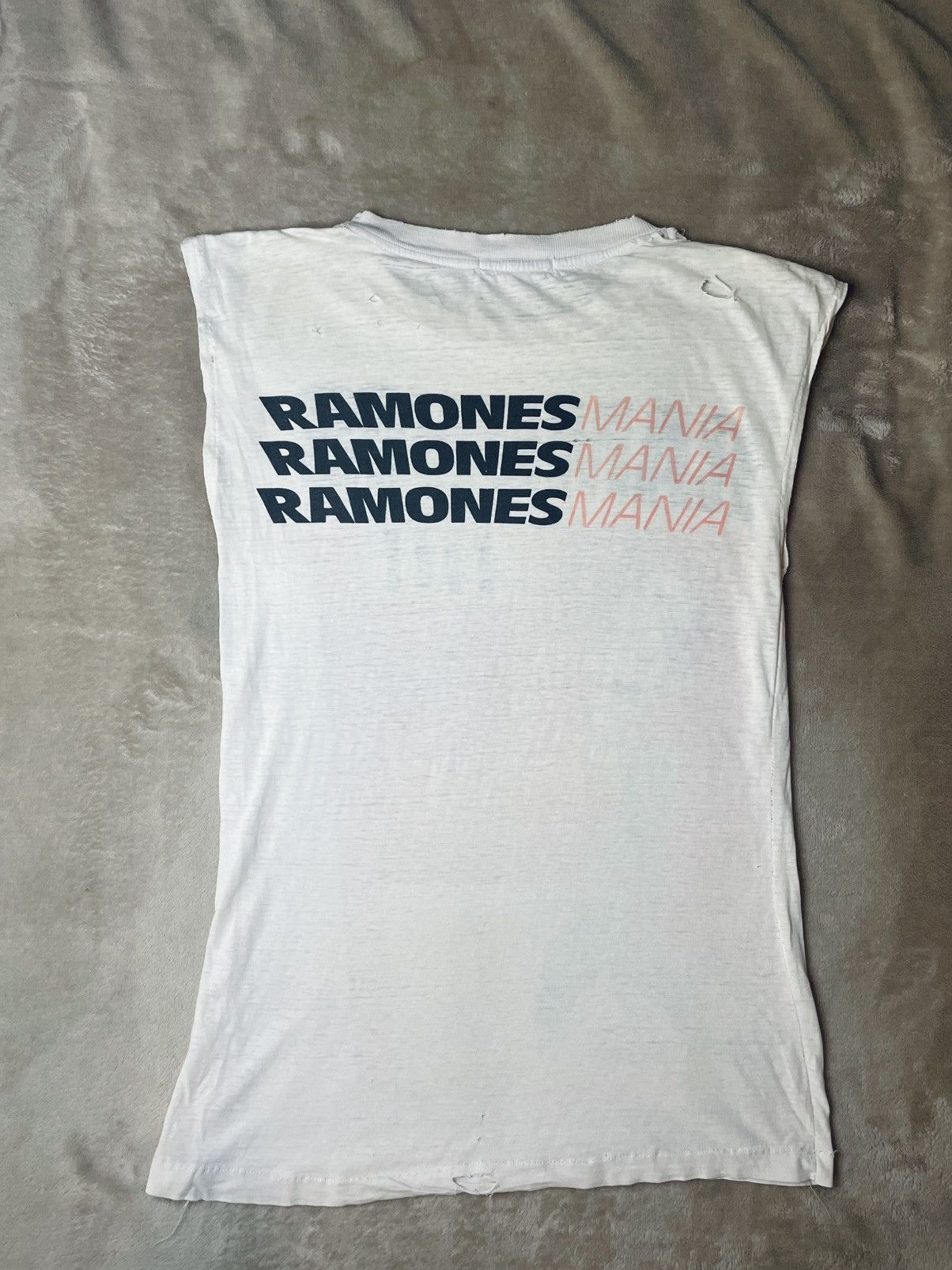 Other Ramones Vintage T-Shirt „Ramones Mania / I Wanna Be Well“ Size US S / EU 44-46 / 1 - 10 Thumbnail