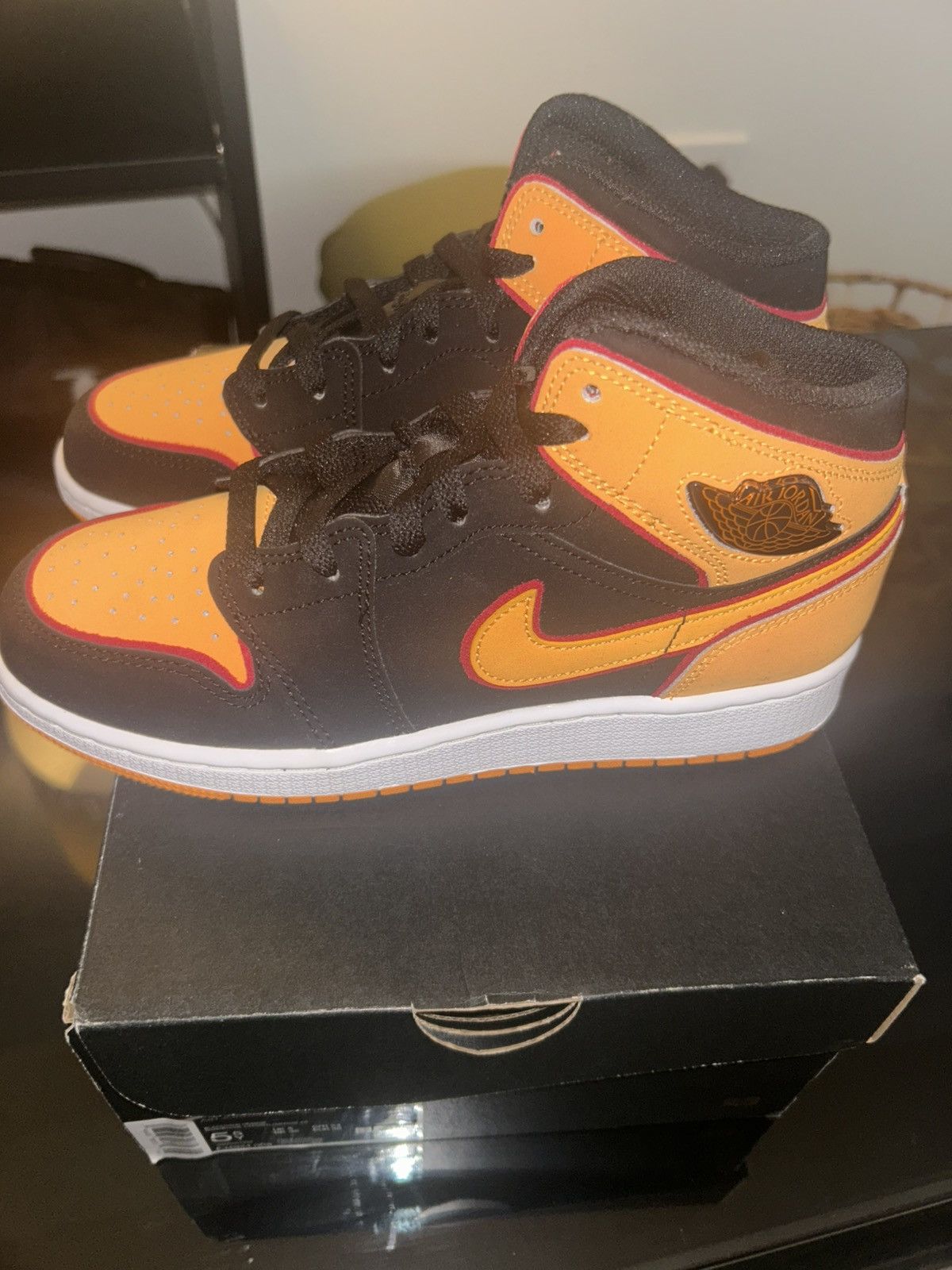 Jordan Brand Jordan 1 Mid Black & Orange Size 5.5 Size US 5.5 / EU 38 - 6 Thumbnail