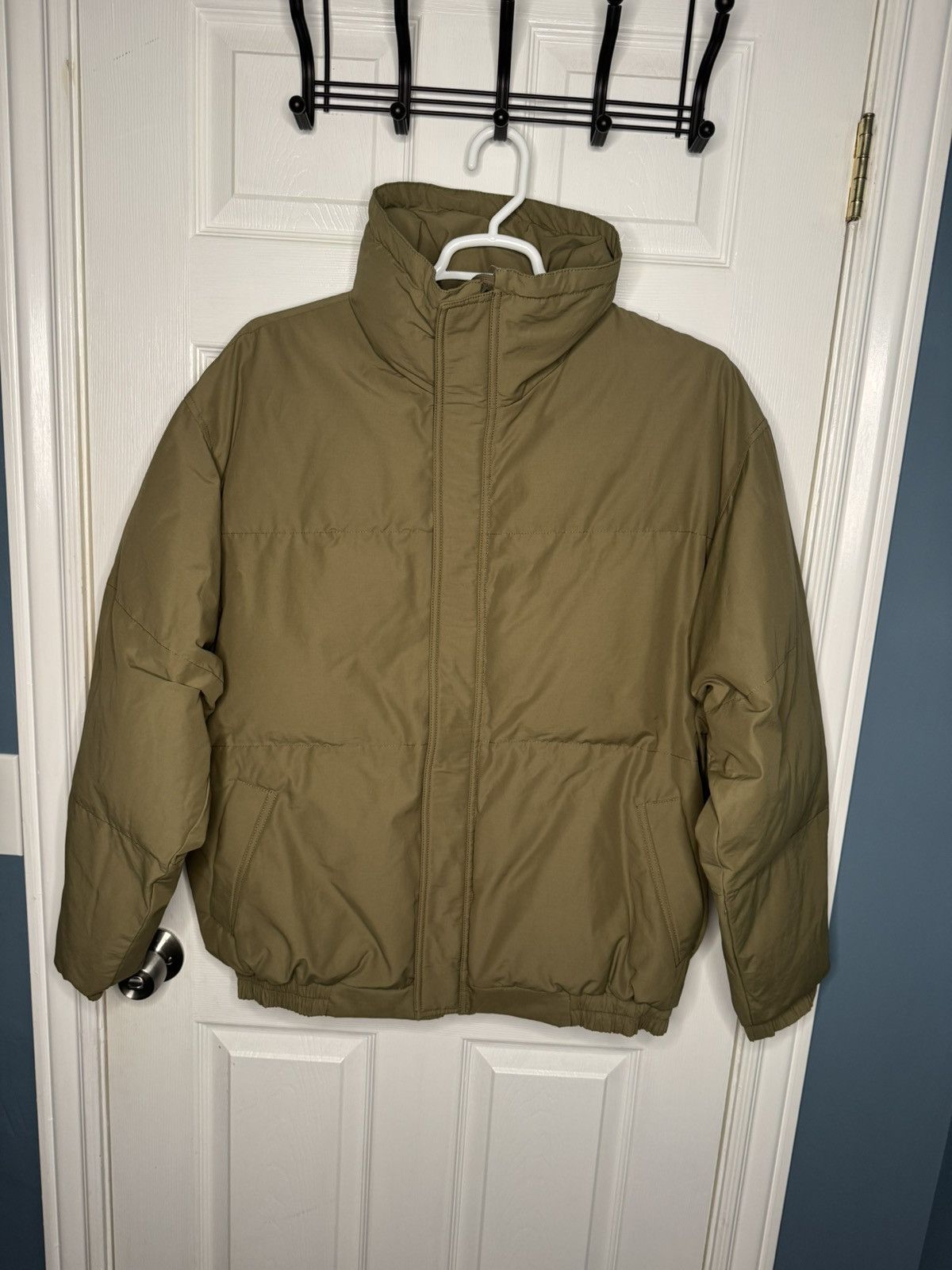 Fear of God Fear of God ESSENTIALS Puffer Army Green Size US L / EU 52-54 / 3 - 3 Thumbnail