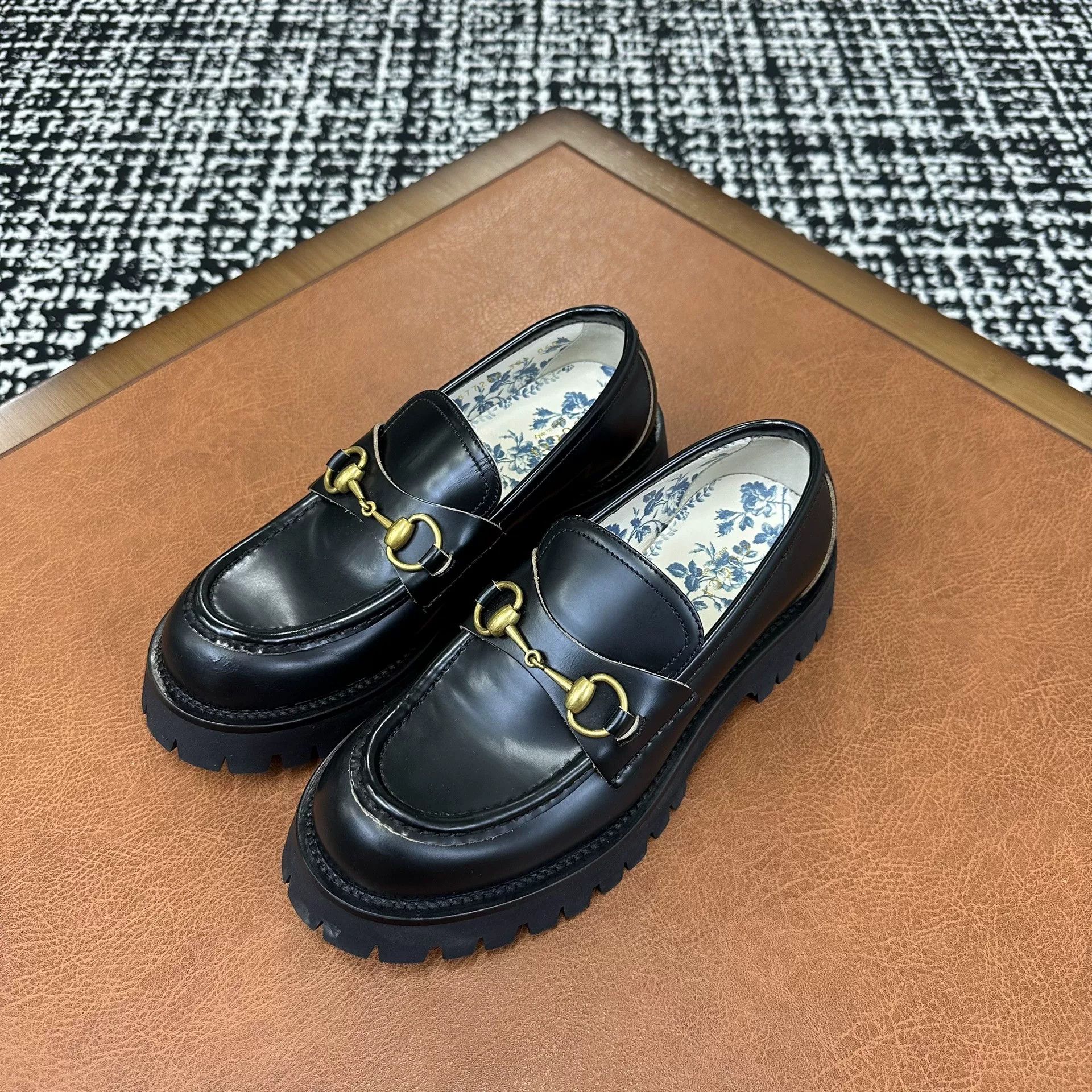 Gucci Gucci Black Lowtop Sneakers it_38-5 Women Size US 8.5 / IT 38.5 - 1 Thumbnail