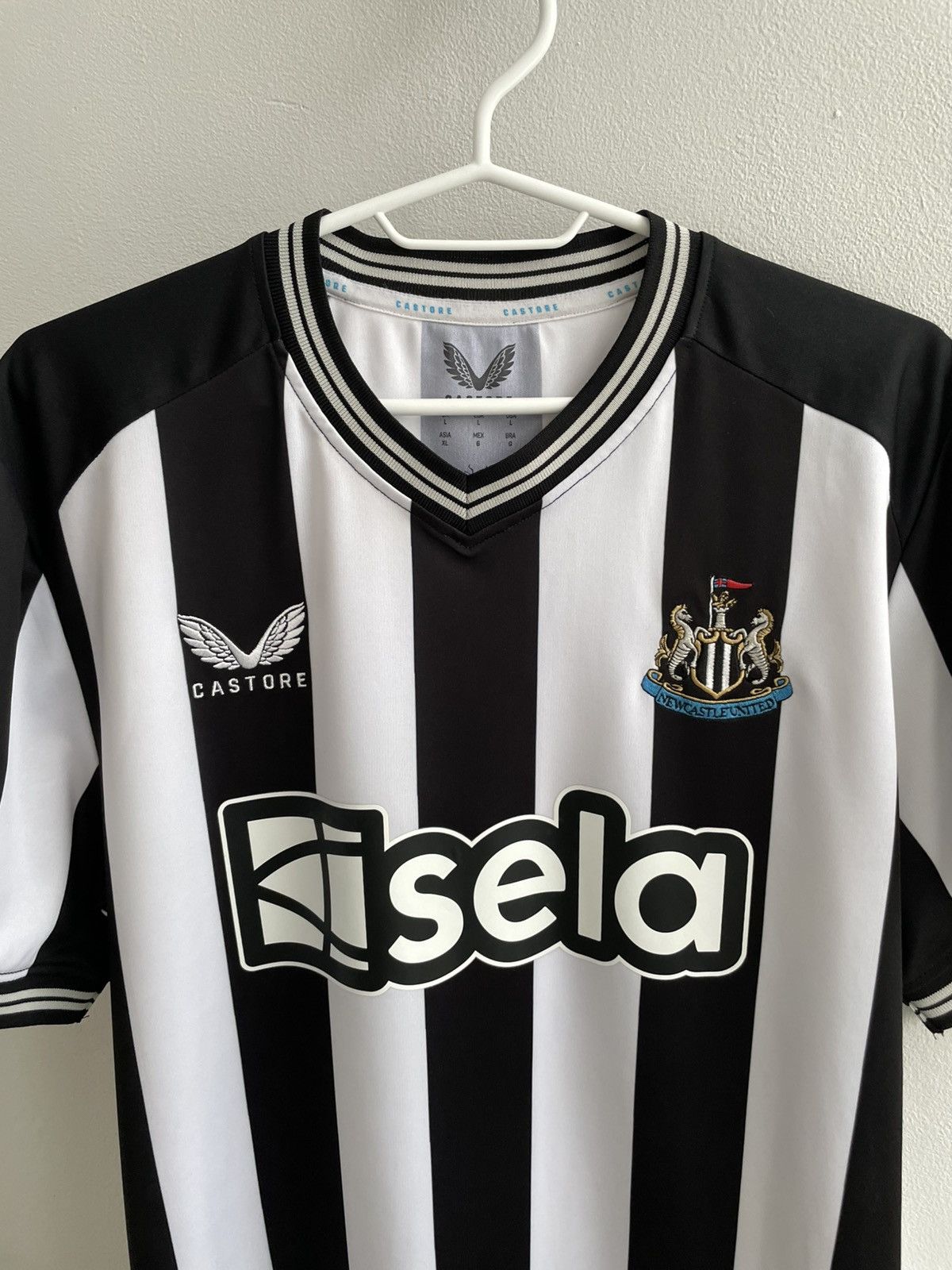 Castore Newcastle United 2023 2024 Home Football Shirt Soccer Jersey Size US L / EU 52-54 / 3 - 6 Thumbnail
