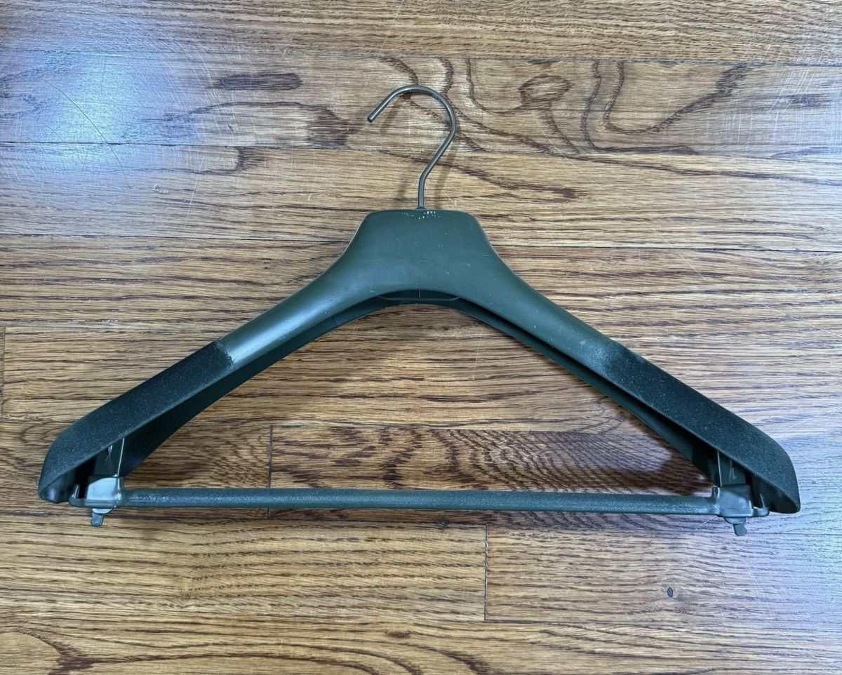 Gucci Gucci Hanger Green Pants And Shirt Hanger Lightly Used Size ONE SIZE - 3 Thumbnail