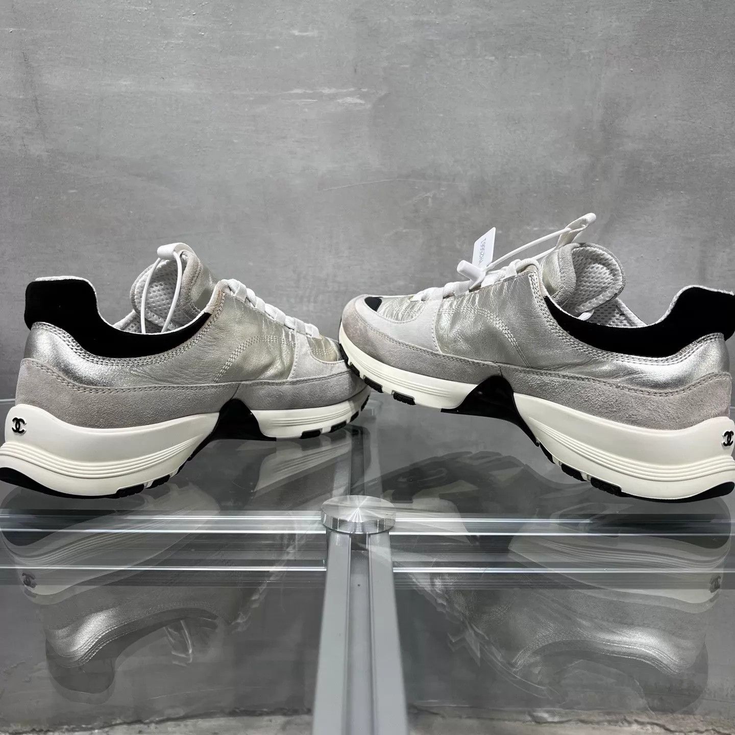 Chanel Chanel 25A Sneakers Black White Colorblock Size 41 Size US 8 / EU 41 - 5 Thumbnail