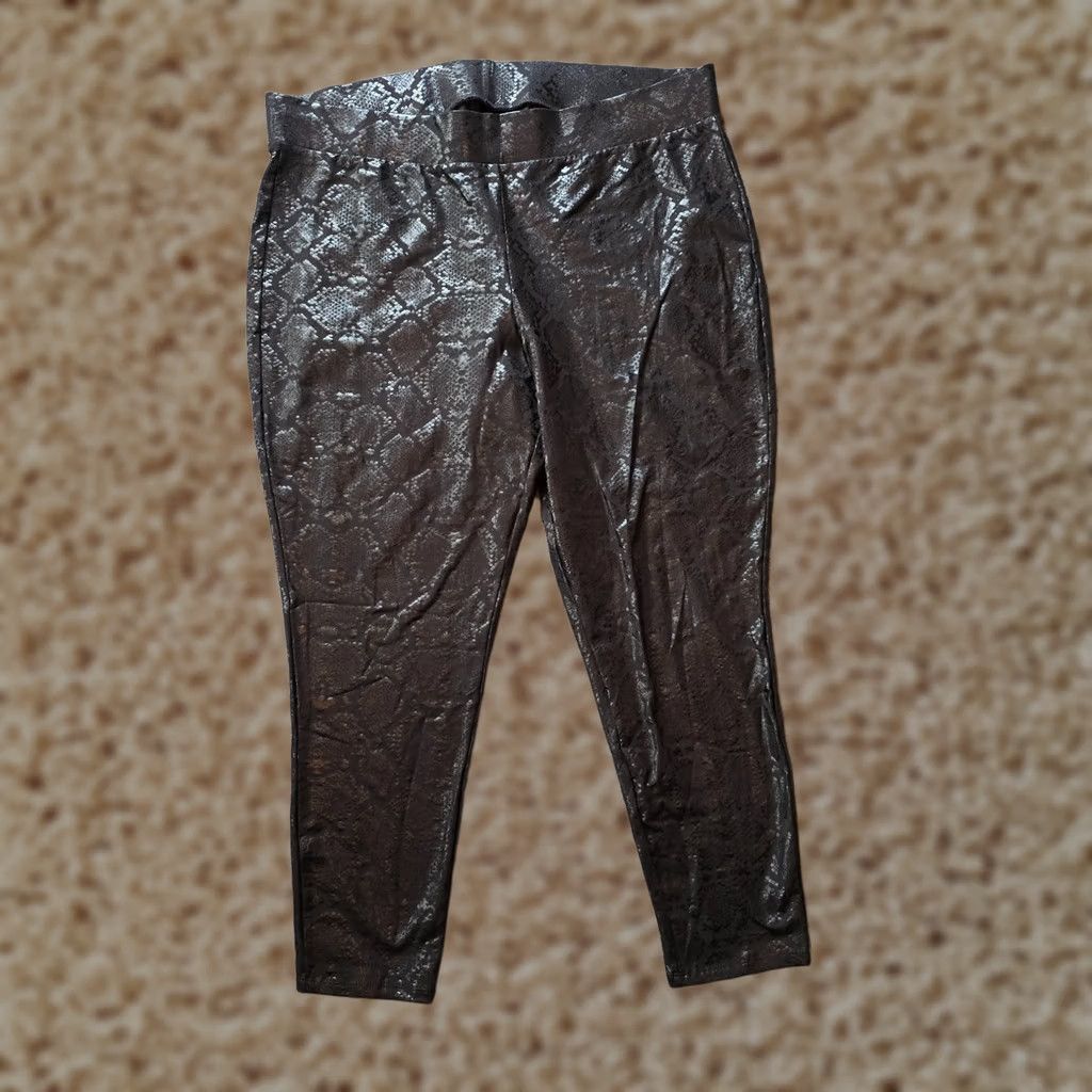 Torrid Torrid Pants Women 3X Black Snakeskin Leggings Cropped Capri Pull On Casual Size 40" / US 18 - 1 Thumbnail