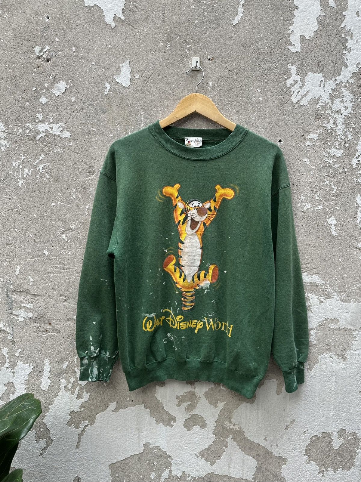 Disney Vintage 90's Disney Tigger Pooh Distrssed Paint Sweatshirt Size US L / EU 52-54 / 3 - 1 Thumbnail
