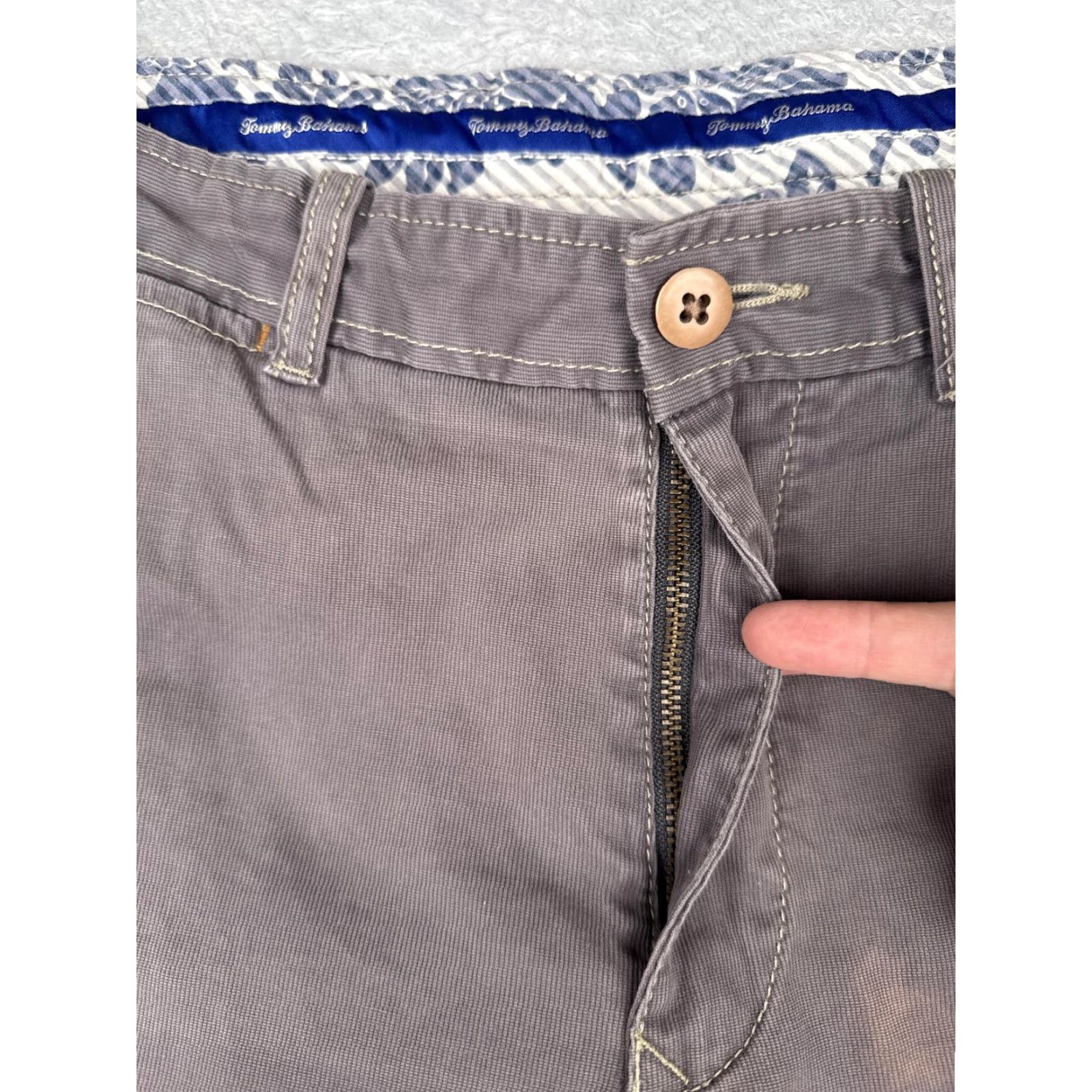 Tommy Bahama Tommy Bahama Shorts Men 33x11 Gray Brown Chino Stretch Flat Front Zip Fly Casual Greenwich? Size US 33 - 6 Thumbnail