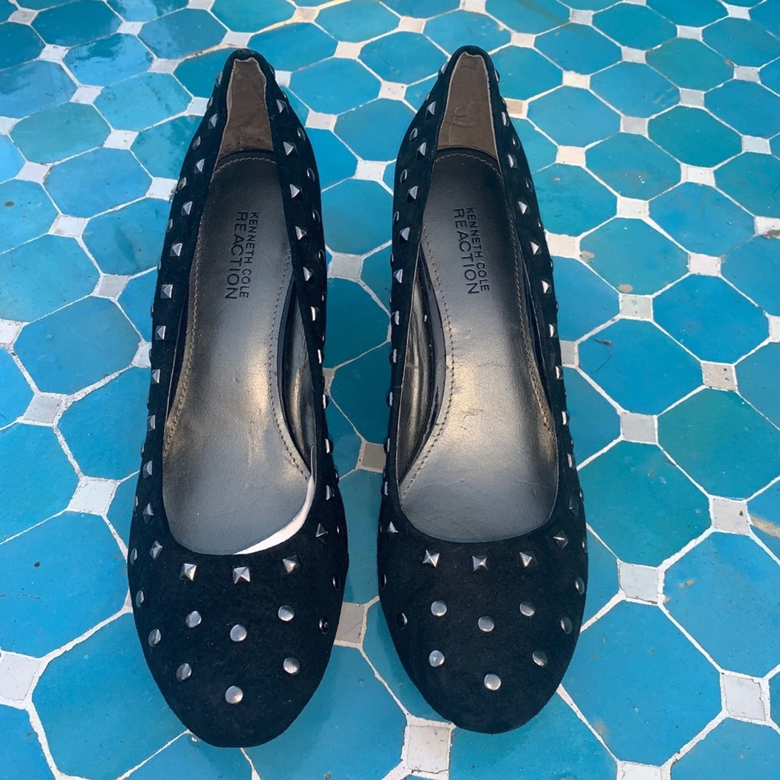Kenneth Cole NEW KENNETH COLE STUDDED BLACK SUEDE LEATHER PUMPS Size US 8 / IT 38 - 2 Thumbnail