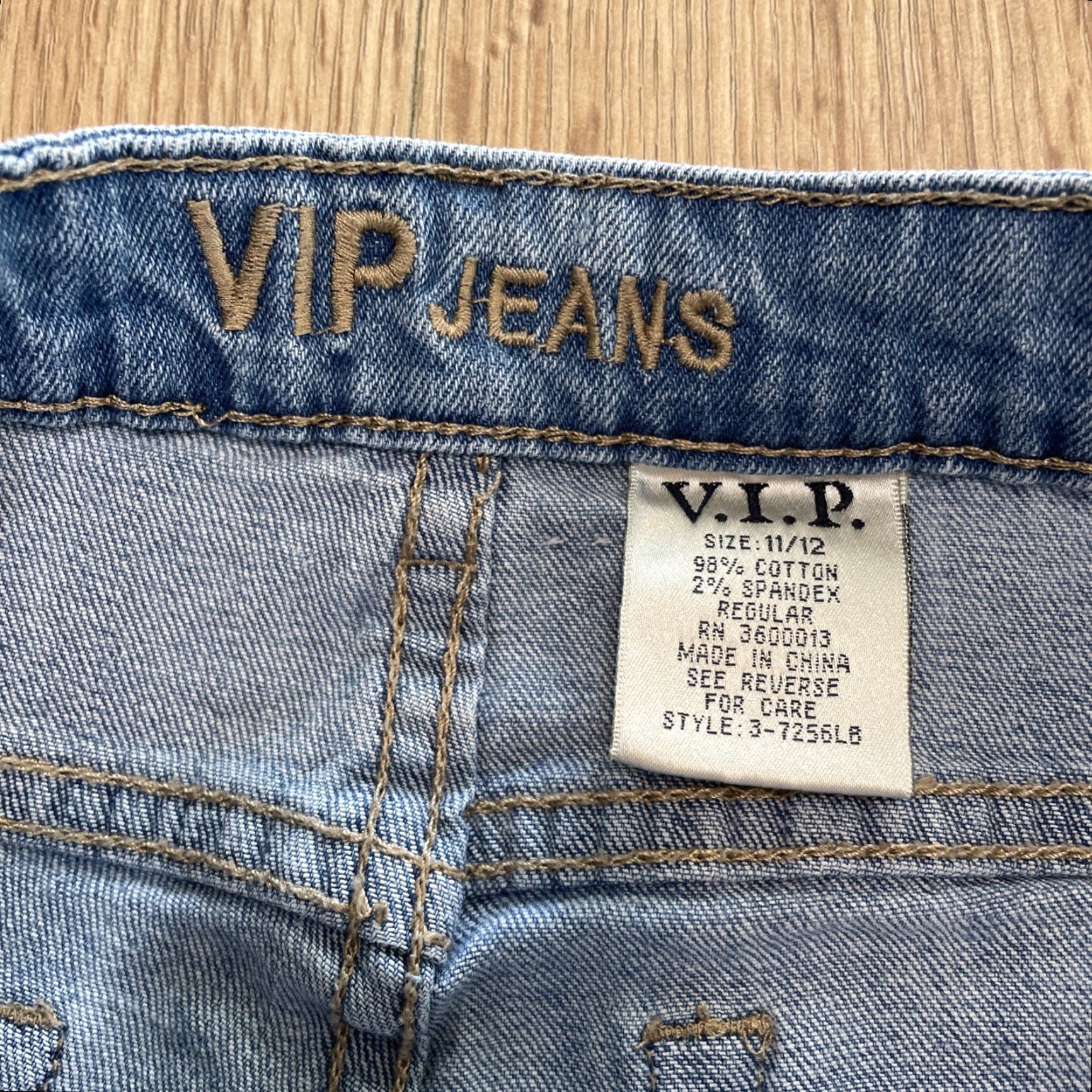 Denime V.I.P Women's Denim Capris Size 11/12 Light Wash Stretch Distressed Jean-Cut Off Shorts Size 32" / US 10 / IT 46 - 2 Thumbnail