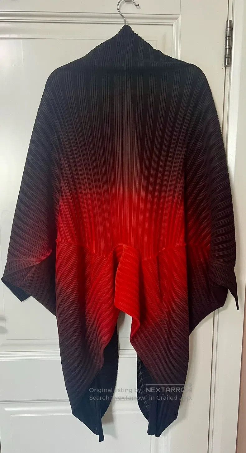Issey Miyake Issey Miyake Red & Black Gradient Pleated Convertible Card Size L / US 10 / IT 46 - 2 Thumbnail