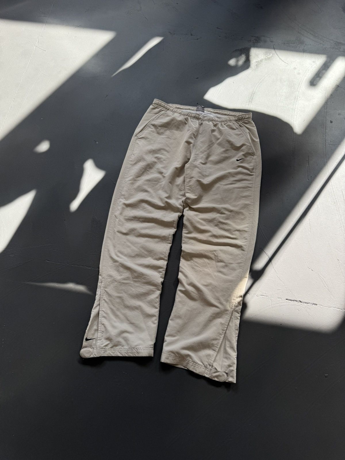 Vintage NIKE VINTAGE BASIC LOGO OVERSIZE BAGGY PANTS Size US 34 / EU 50 - 1 Thumbnail