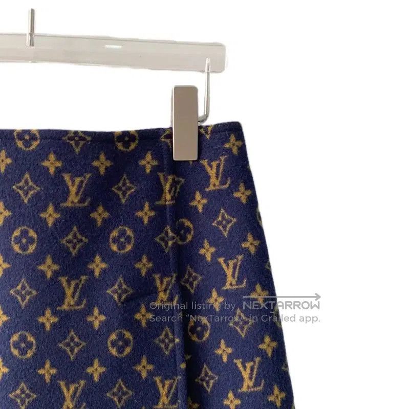 Louis Vuitton Louis Vuitton Women's Navy Wool Skirt . Size 23" - 3 Thumbnail