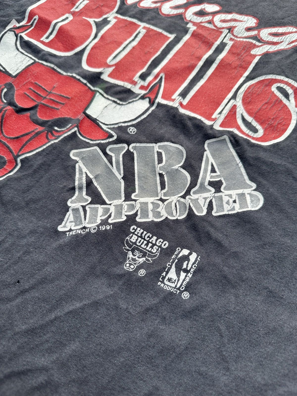 Trench USA Vintage NBA Chicago Bulls 1991 Logo T-shirt Streetwear USA Size US XL / EU 56 / 4 - 3 Thumbnail