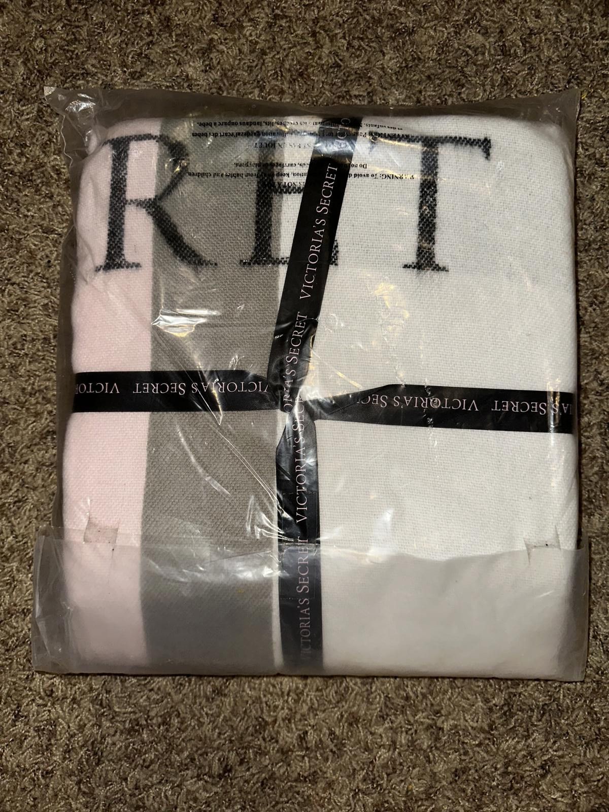 Designer Victoria's Secret Pink Gray White fringe 2016 Limited Throw Blanket 50x60 Size ONE SIZE - 4 Thumbnail
