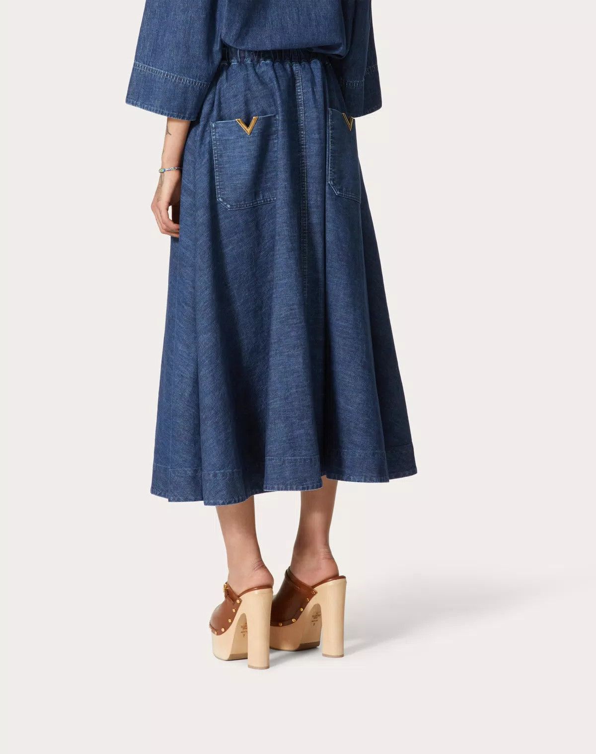 Valentino o1s1wg110625 Chambray Denim Midi Skirt in Medium Blue Size 30" / US 8 / IT 44 - 5 Thumbnail