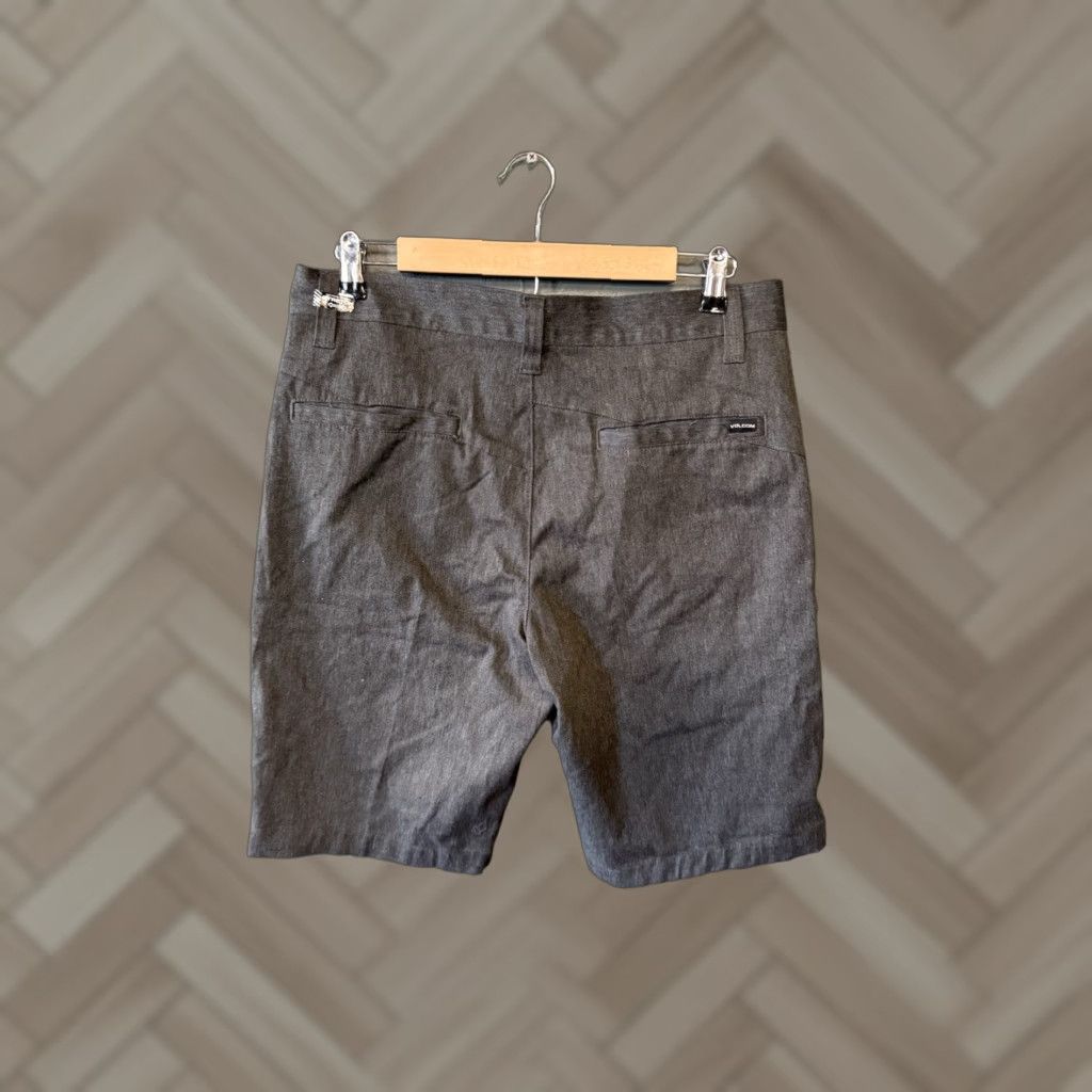 Volcom VINTAGE Volcom Gray Chino Shorts 32 Mens NWOT Size US 32 / EU 48 - 1 Thumbnail