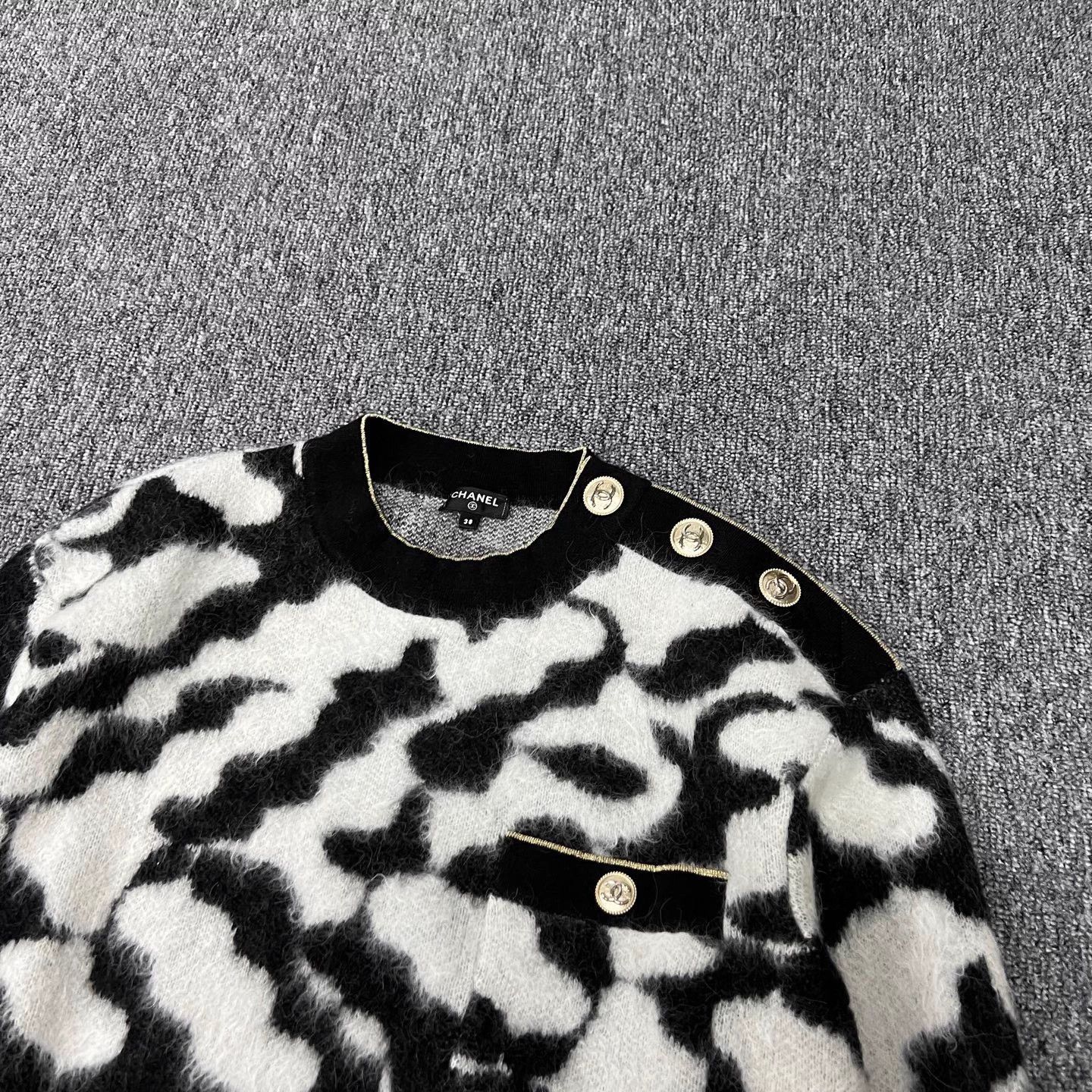 Chanel Chanel B&W Gold Buttons Mohair Sweater EU38 99%New Size S / US 4 / IT 40 - 3 Thumbnail