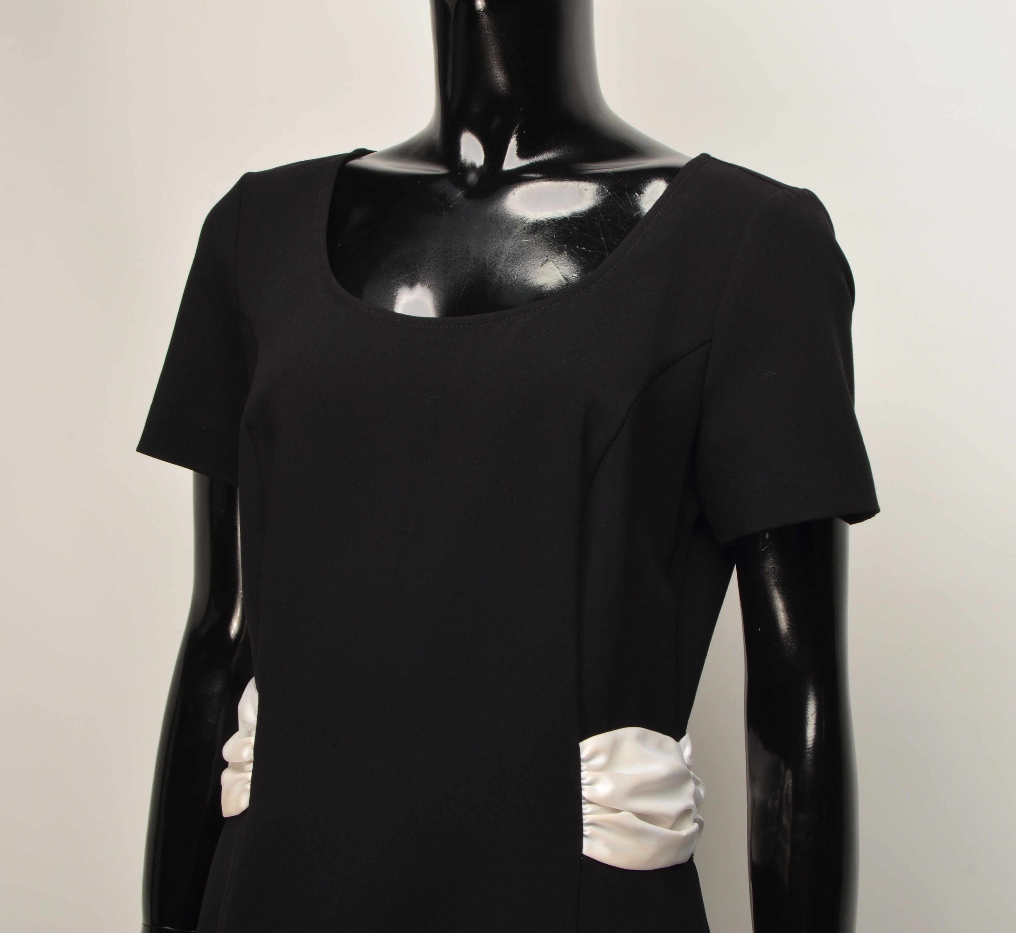 Love Moschino Love Moschino Short Sleeve Knee Length Dress with White Bow Size M / US 6-8 / IT 42-44 - 2 Thumbnail