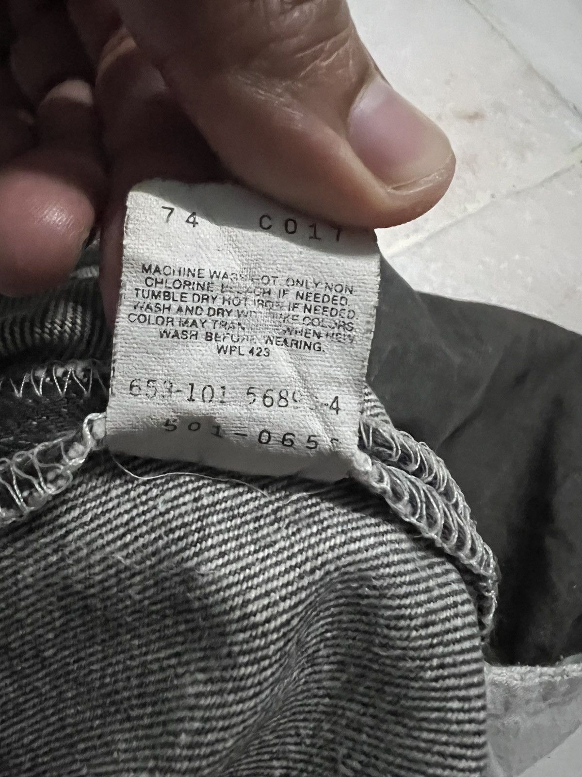 Levi's 💥90’s💥Vintage Levis 501 Faded Made In USA Distressed Jean Size US 35 - 22 Thumbnail