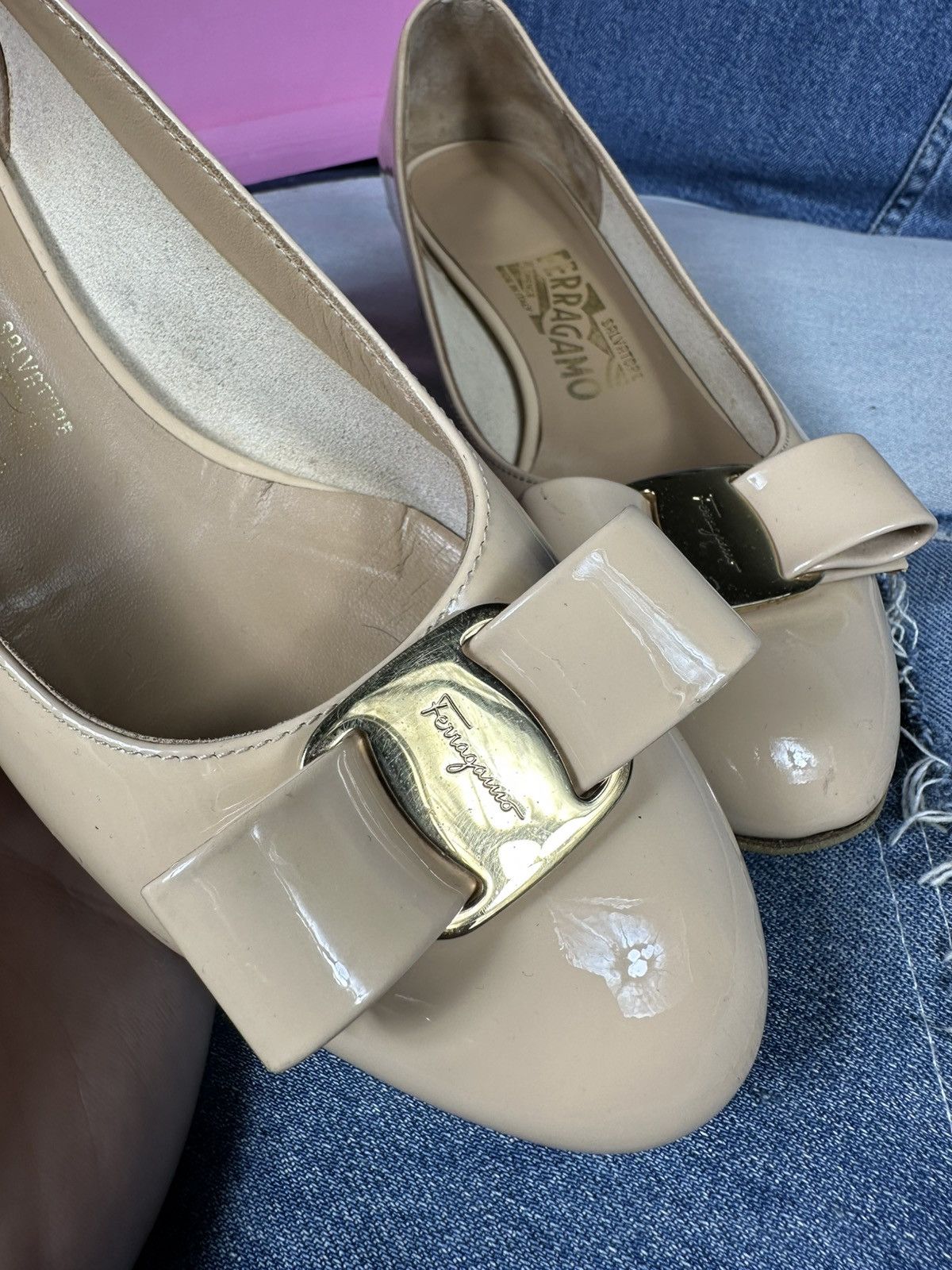 Salvatore Ferragamo Salvatore Ferragamo Vara Pump Heel Bow Beige Patent Leather Size US 6.5 / IT 36.5 - 19 Thumbnail