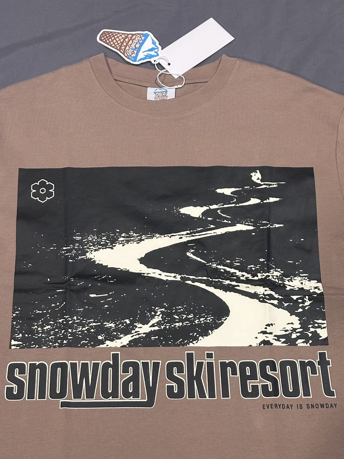 Snowday SnowDay ski resort T-shirt, size large. Size US L / EU 52-54 / 3 - 3 Thumbnail