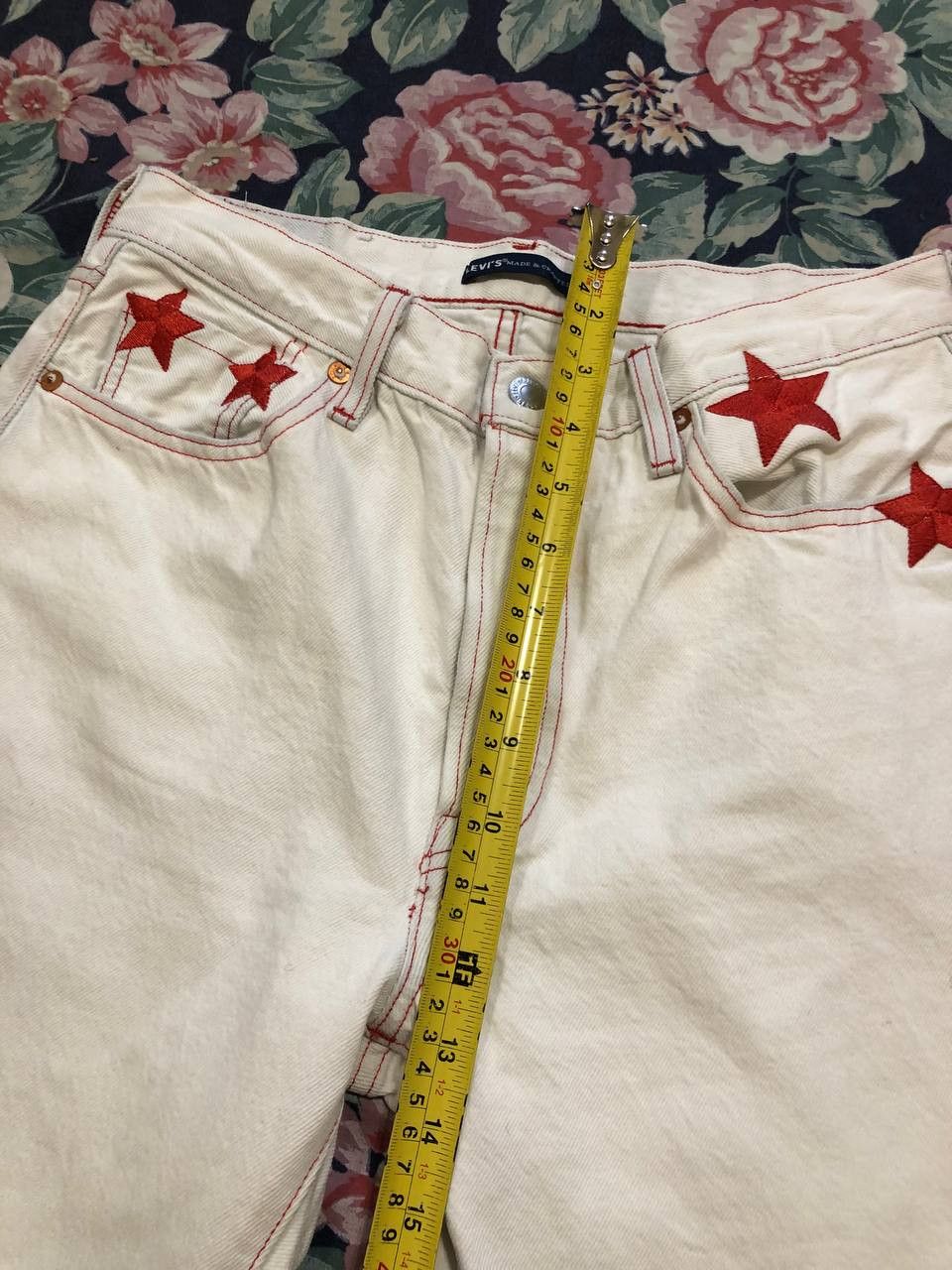 Levi's Vintage Levi's print stars Y2K jeans white streetwear Size 28" / US 6 / IT 42 - 14 Thumbnail