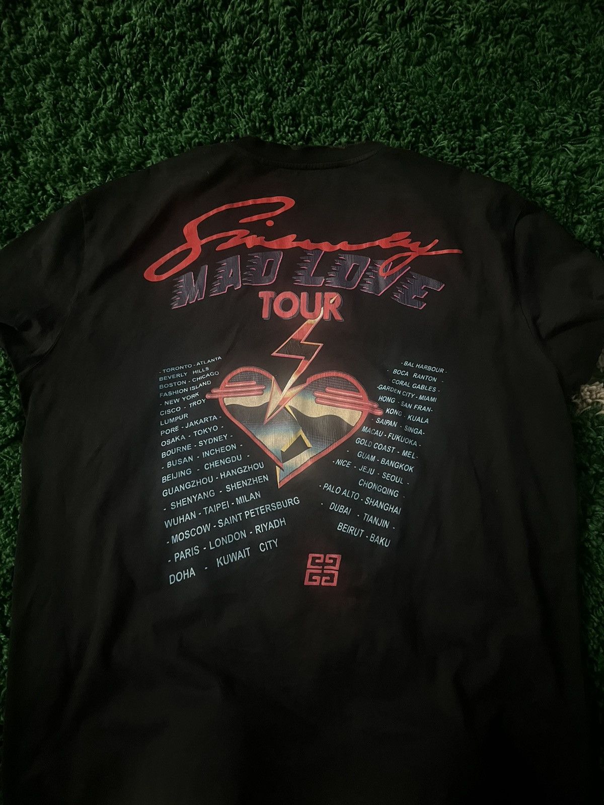 Givenchy Sz XXL Givenchy mad love tour tee Size US XXL / EU 58 / 5 - 3 Thumbnail