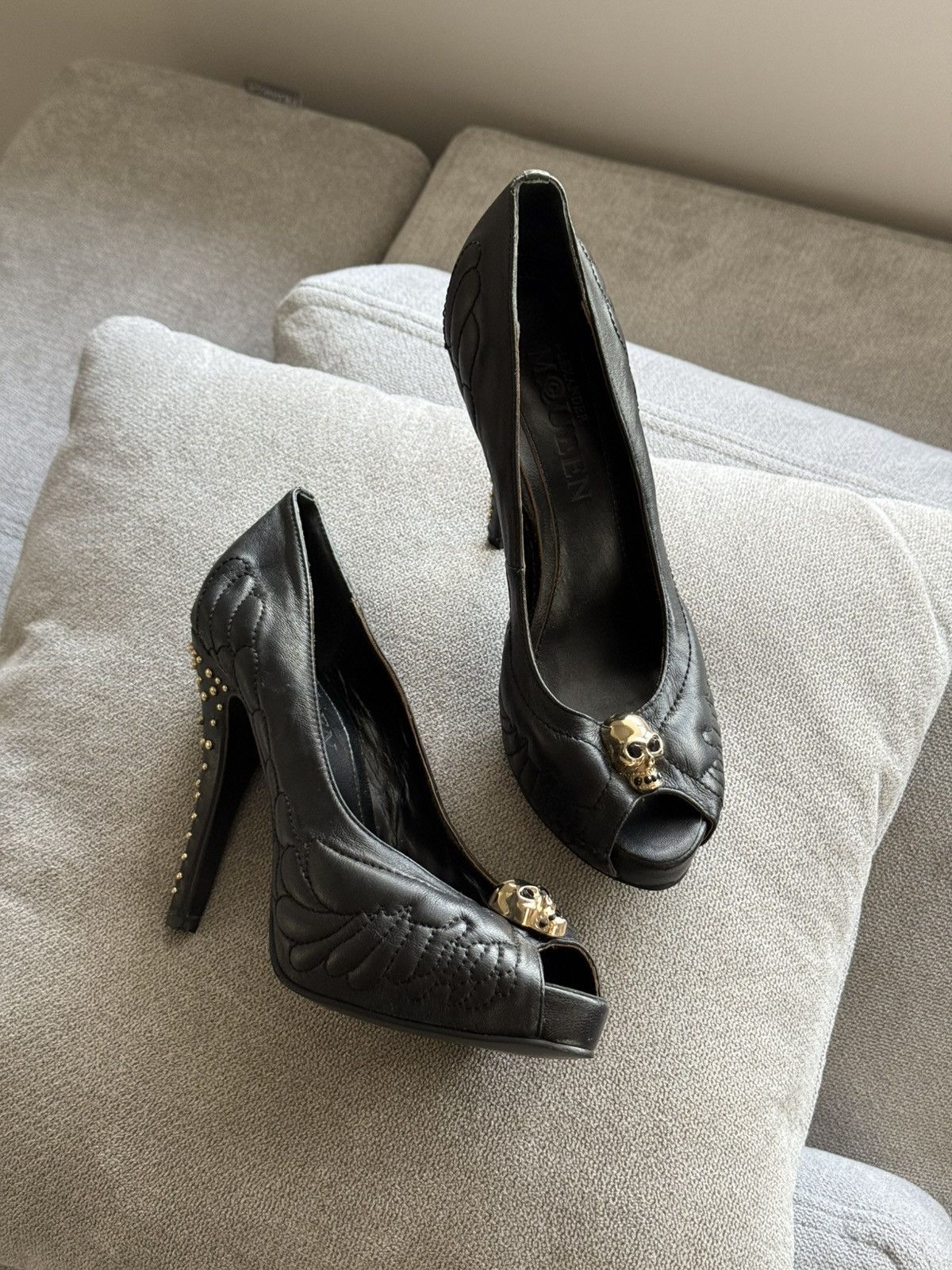 Alexander McQueen Alexander McQueen Gold Skull Black Leather Pumps Size US 10 / IT 40 - 2 Thumbnail