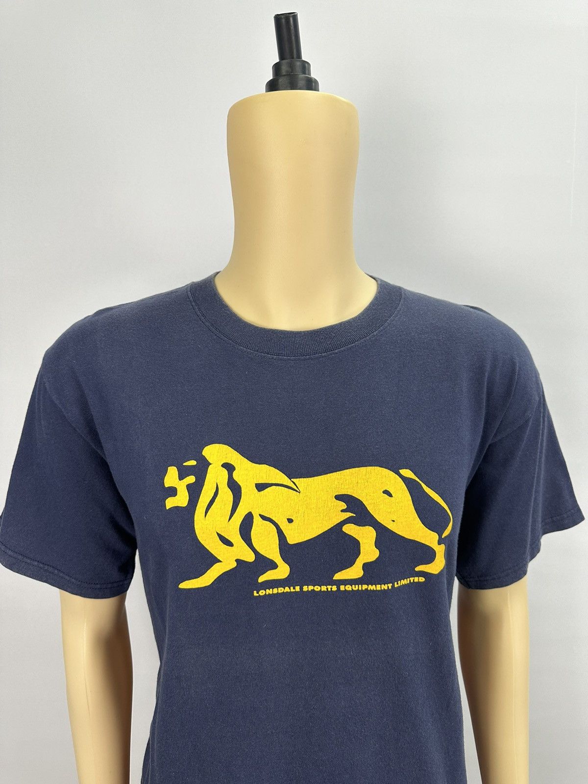 Lonsdale Vintage 90s Lonsdale Big Logo Faded TShirt A579 Size US M / EU 48-50 / 2 - 2 Thumbnail