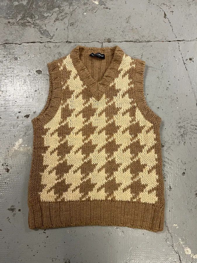 Dolce & Gabbana 2000s Dolce & Gabbana Beige Houndstooth Sleeveless Sweater Size US S / EU 44-46 / 1 - 3 Thumbnail