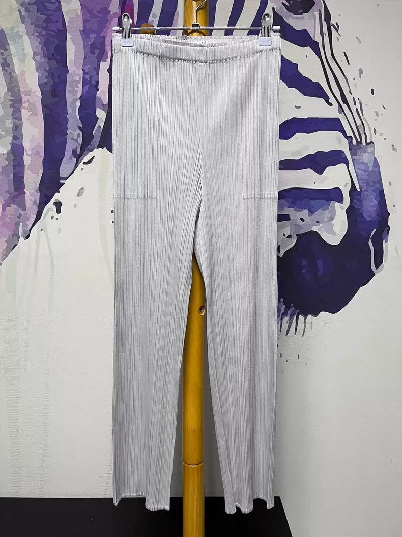 Issey Miyake Issey Miyake size:2 Light grey pleated trousers Size 22" - 1 Thumbnail