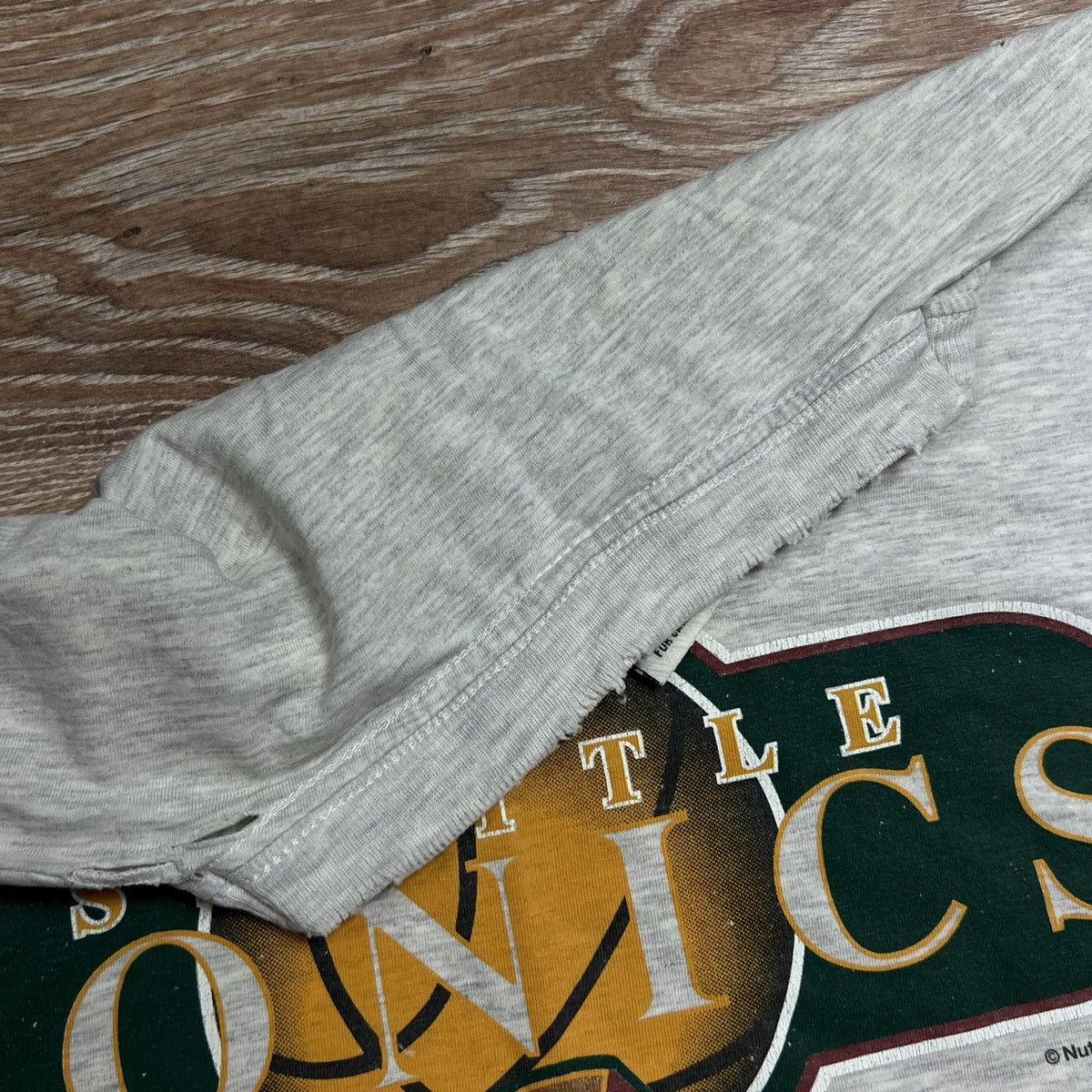 Nutmeg 90s Nutmeg Seattle Sonics Vintage NBA Oversized Tee T-Shirt Size US M / EU 48-50 / 2 - 11 Thumbnail