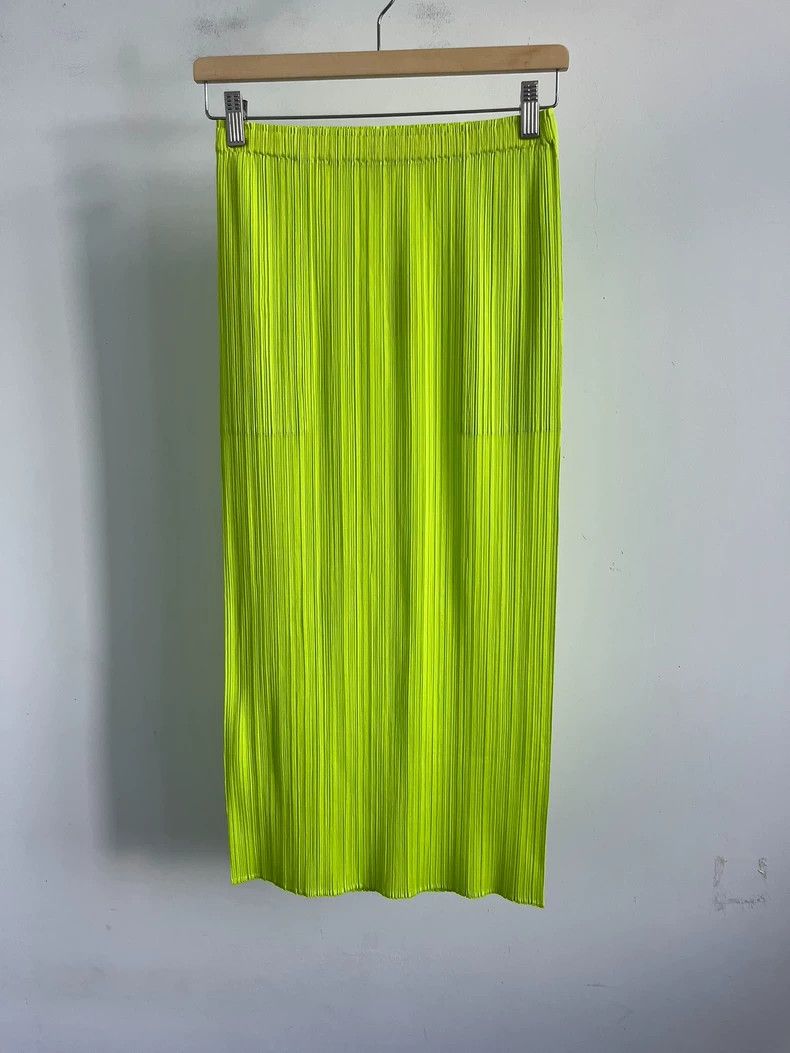 Issey Miyake Issey Miyake size:3 Bright green pleated skirt Size 22" - 1 Thumbnail