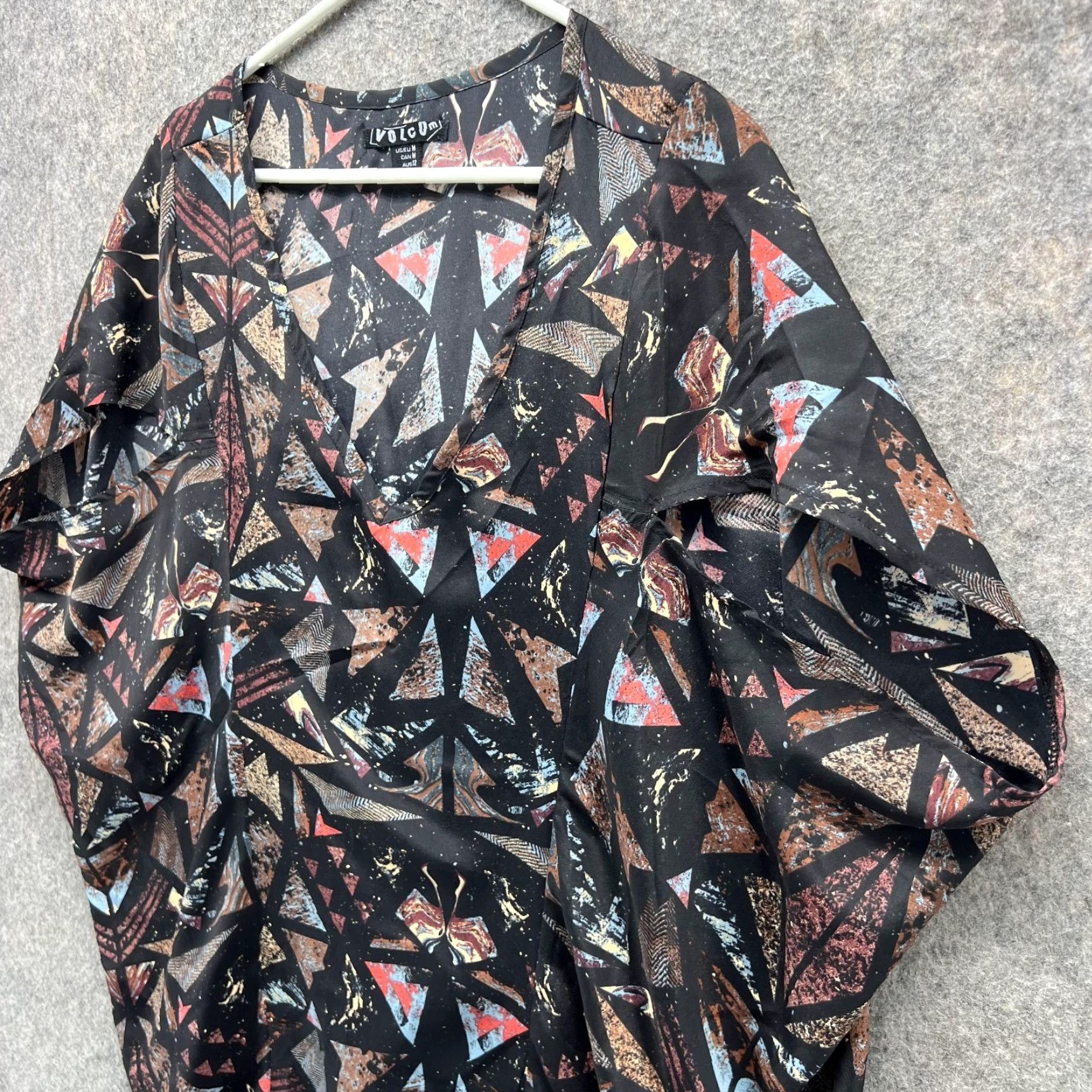 Volcom VINTAGE Volcom Shirt Blouse Women Medium Black Pink V-Neck Geometric Tunic Top Short Sleeve Casual Geometric Pattern Womens Size M / US 6-8 / IT 42-44 - 4 Thumbnail