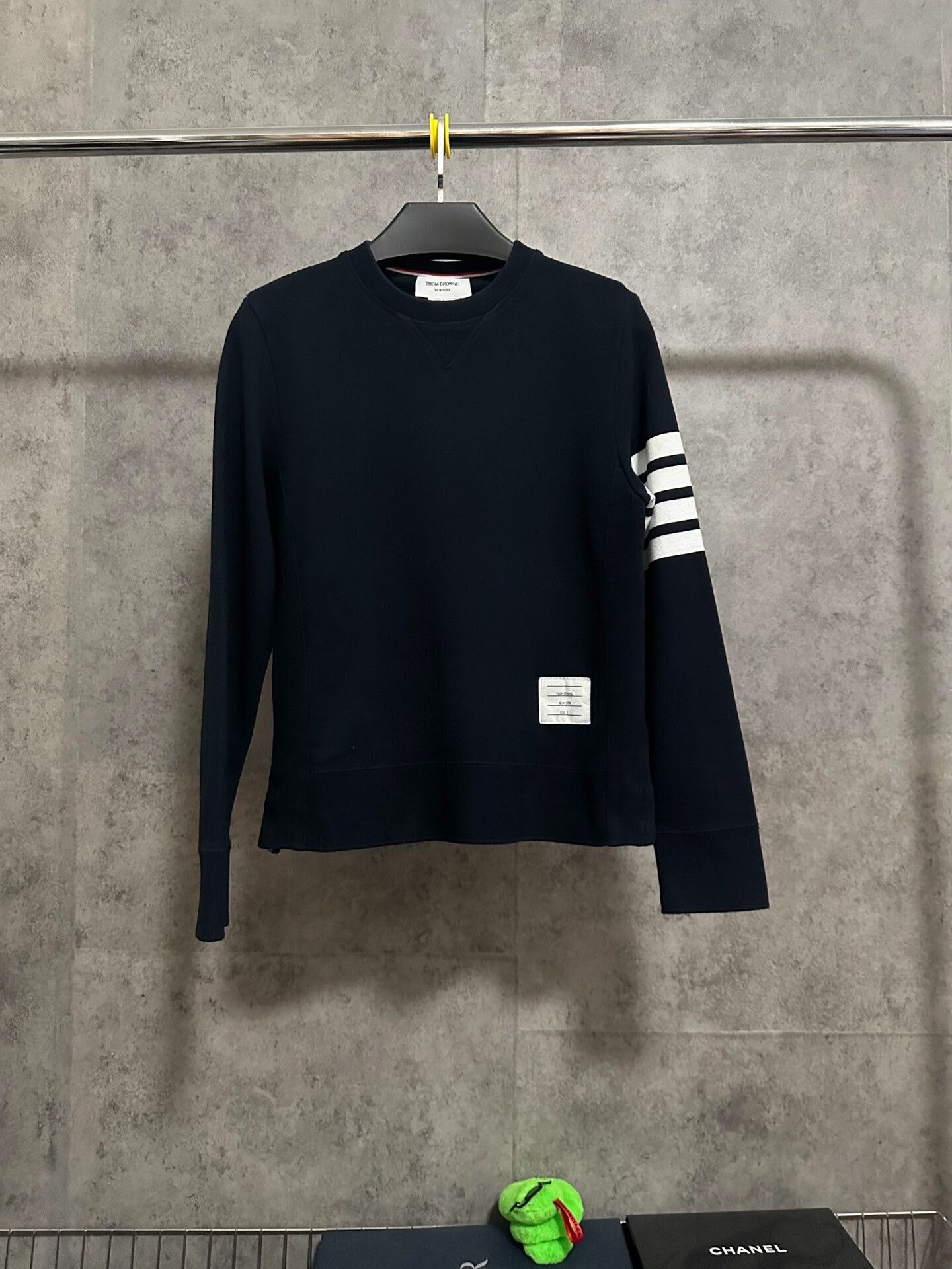 Thom Browne Thom Browne Classic Navy Four-Stripe Crewneck Size US M / EU 48-50 / 2 - 1 Thumbnail
