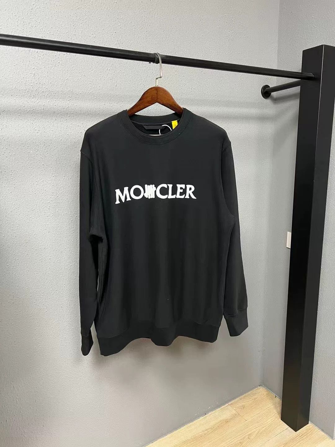 Moncler moncler logo sweatshirt in black color Size US L / EU 52-54 / 3 - 1 Thumbnail