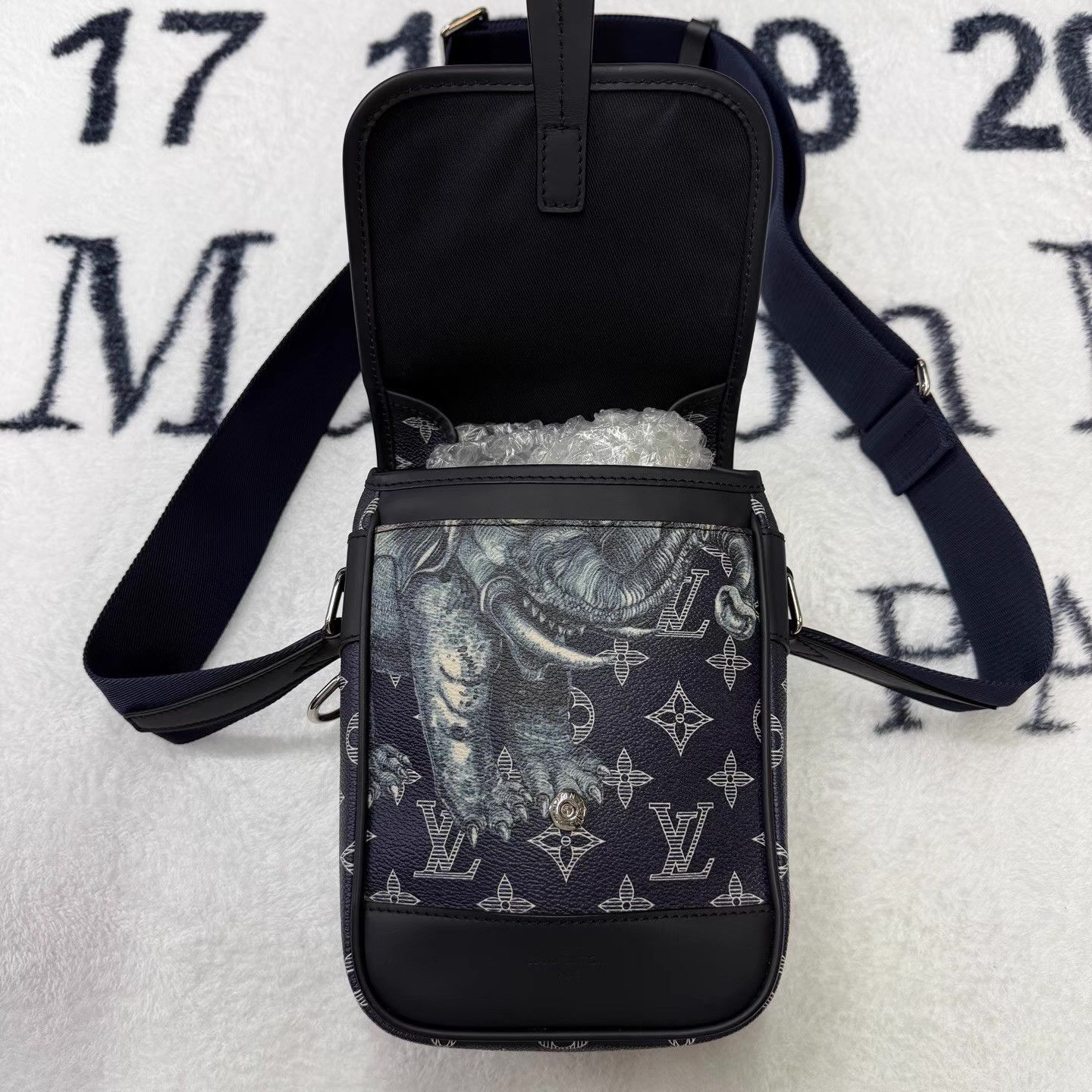Louis Vuitton LV Limited Edition Zoo Collection Monogram Camera Bag Q10 Size ONE SIZE - 4 Thumbnail