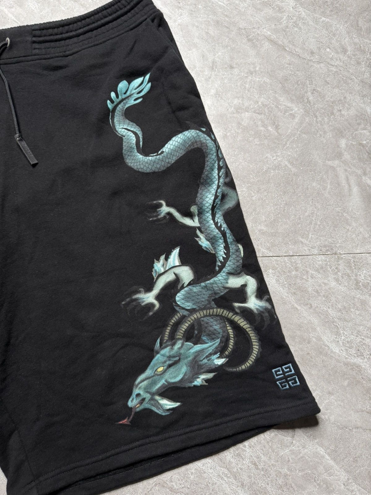 Givenchy Givenchy Dragon Print Sweatshorts Size US 36 / EU 52 - 2 Thumbnail