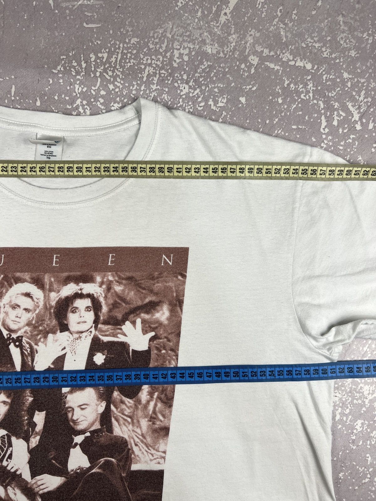 Band Tees Vintage Y2K Queen Band Promo Logo T Shirt Mens XL White Size US XL / EU 56 / 4 - 7 Thumbnail