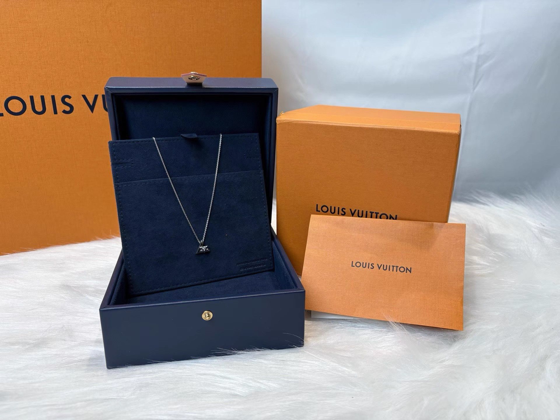 Louis Vuitton Louis Vuitton White Gold Diamond VOLT Pendant K36 Size ONE SIZE - 2 Thumbnail