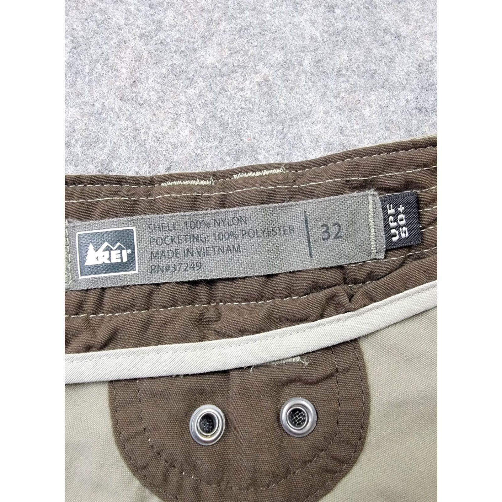 Vintage REI Shorts Bermuda Length 32 Brown Nylon UPF 50+ Pockets Mens Outdoor Vintage Size US 32 / EU 48 - 6 Thumbnail