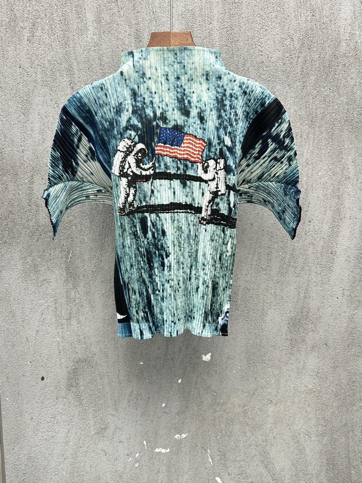 US moon landing pleated tops