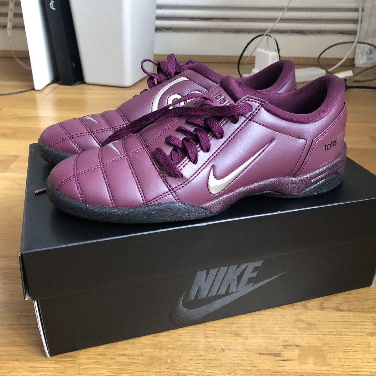 T90 Nike bordeaux/silver shoes NEW