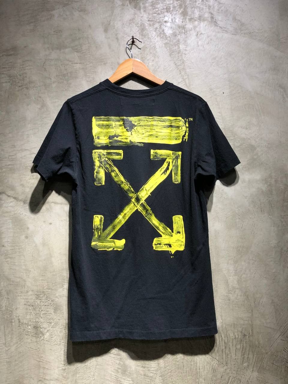 image of Off White Off-White Acrylic Arrows Tee in Black, Men's (Size Small)